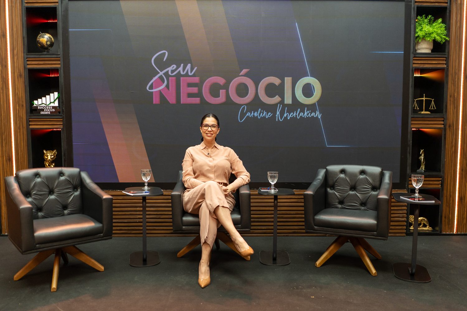 Caroline Kherlakian no cen&aacute;rio do programa Seu Neg&oacute;cio, da TV Band