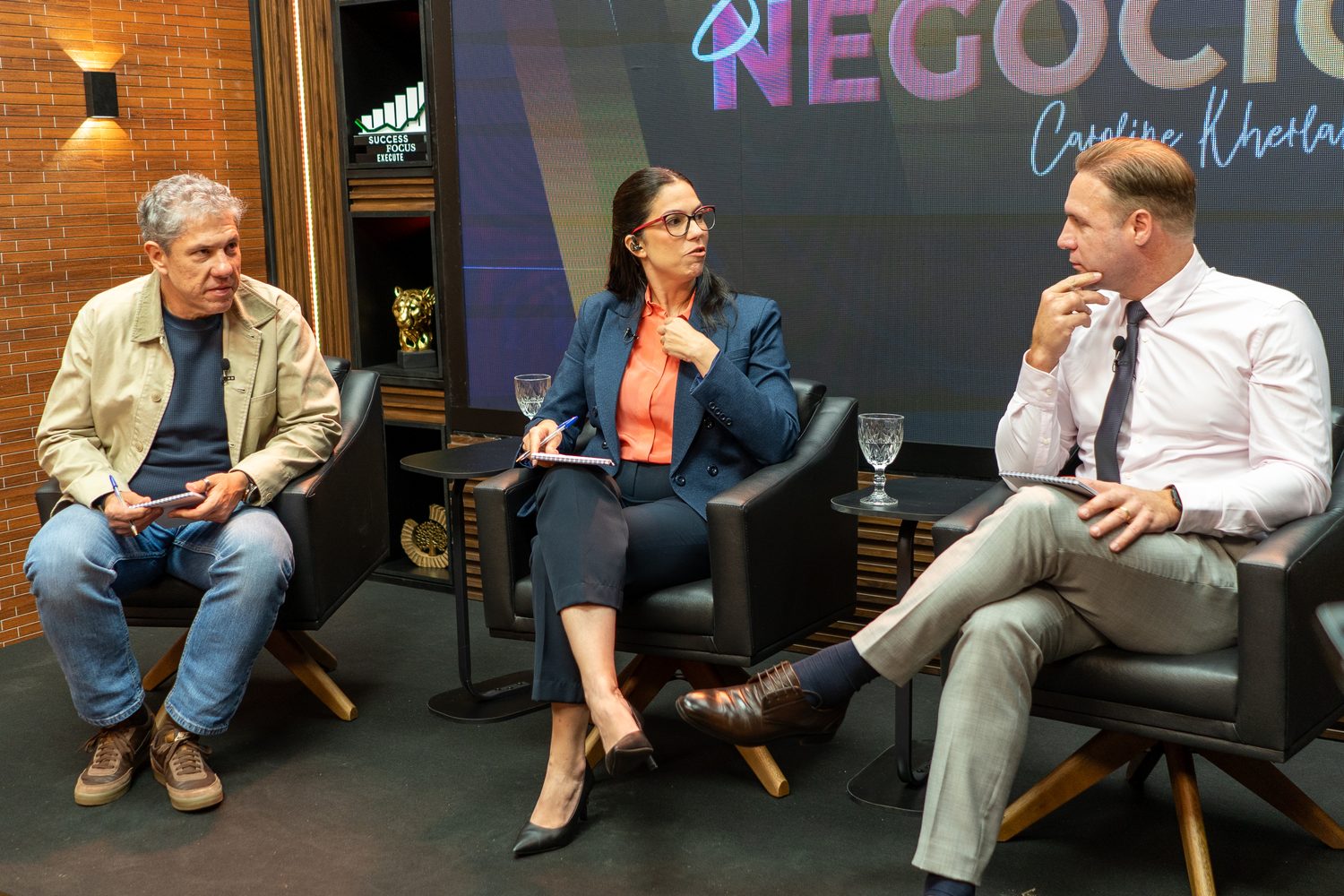 Debate no est&uacute;dio do programa Seu Neg&oacute;cio