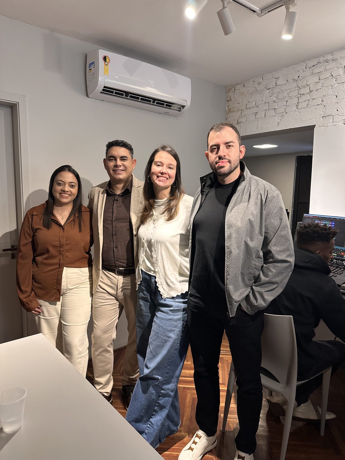 Equipe do IESP com a produ&ccedil;&atilde;o do programa na sala de controle